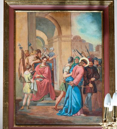 Zdjęcie nr 1: Cykl 14 obrazów w formie stojącego prostokąta w drewnianych, profilowanych i złoconych ramach. Od góry ujęte prostokątną, małą płyciną, w której polu są malowane rzymskie numery stacji, zwieńczone krzyżem. Kompozycje kadrowane w kilkupostaciowe sceny na tle błękitno-brunatnego nieba lub architektury. Postacie malowane intensywnymi, kontrastowymi plamami barwnymi; twarze o delikatnie zaznaczonych rysach, ubrane w obszerne szaty, miękko kształtowane silnym światłocieniem. Chrystus ubrany jest w różową suknię i niebieski płaszcz. 


