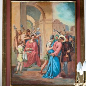 Zdjęcie nr 1: Cykl 14 obrazów w formie stojącego prostokąta w drewnianych, profilowanych i złoconych ramach. Od góry ujęte prostokątną, małą płyciną, w której polu są malowane rzymskie numery stacji, zwieńczone krzyżem. Kompozycje kadrowane w kilkupostaciowe sceny na tle błękitno-brunatnego nieba lub architektury. Postacie malowane intensywnymi, kontrastowymi plamami barwnymi; twarze o delikatnie zaznaczonych rysach, ubrane w obszerne szaty, miękko kształtowane silnym światłocieniem. Chrystus ubrany jest w różową suknię i niebieski płaszcz. 


