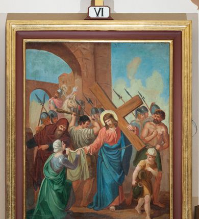 Zdjęcie nr 6: Cykl 14 obrazów w formie stojącego prostokąta w drewnianych, profilowanych i złoconych ramach. Od góry ujęte prostokątną, małą płyciną, w której polu są malowane rzymskie numery stacji, zwieńczone krzyżem. Kompozycje kadrowane w kilkupostaciowe sceny na tle błękitno-brunatnego nieba lub architektury. Postacie malowane intensywnymi, kontrastowymi plamami barwnymi; twarze o delikatnie zaznaczonych rysach, ubrane w obszerne szaty, miękko kształtowane silnym światłocieniem. Chrystus ubrany jest w różową suknię i niebieski płaszcz. 


