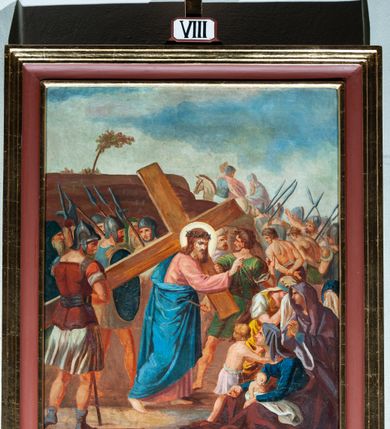Zdjęcie nr 8: Cykl 14 obrazów w formie stojącego prostokąta w drewnianych, profilowanych i złoconych ramach. Od góry ujęte prostokątną, małą płyciną, w której polu są malowane rzymskie numery stacji, zwieńczone krzyżem. Kompozycje kadrowane w kilkupostaciowe sceny na tle błękitno-brunatnego nieba lub architektury. Postacie malowane intensywnymi, kontrastowymi plamami barwnymi; twarze o delikatnie zaznaczonych rysach, ubrane w obszerne szaty, miękko kształtowane silnym światłocieniem. Chrystus ubrany jest w różową suknię i niebieski płaszcz. 


