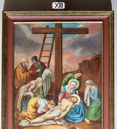 Zdjęcie nr 13: Cykl 14 obrazów w formie stojącego prostokąta w drewnianych, profilowanych i złoconych ramach. Od góry ujęte prostokątną, małą płyciną, w której polu są malowane rzymskie numery stacji, zwieńczone krzyżem. Kompozycje kadrowane w kilkupostaciowe sceny na tle błękitno-brunatnego nieba lub architektury. Postacie malowane intensywnymi, kontrastowymi plamami barwnymi; twarze o delikatnie zaznaczonych rysach, ubrane w obszerne szaty, miękko kształtowane silnym światłocieniem. Chrystus ubrany jest w różową suknię i niebieski płaszcz. 


