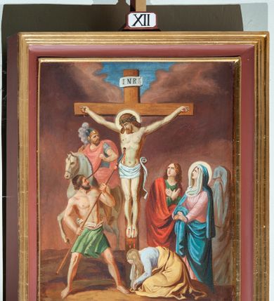 Zdjęcie nr 12: Cykl 14 obrazów w formie stojącego prostokąta w drewnianych, profilowanych i złoconych ramach. Od góry ujęte prostokątną, małą płyciną, w której polu są malowane rzymskie numery stacji, zwieńczone krzyżem. Kompozycje kadrowane w kilkupostaciowe sceny na tle błękitno-brunatnego nieba lub architektury. Postacie malowane intensywnymi, kontrastowymi plamami barwnymi; twarze o delikatnie zaznaczonych rysach, ubrane w obszerne szaty, miękko kształtowane silnym światłocieniem. Chrystus ubrany jest w różową suknię i niebieski płaszcz. 


