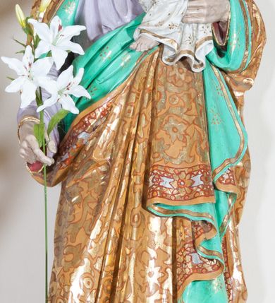 Zdjęcie nr 6: Nastawa ołtarzowa przyścienna, architektoniczna, jednoosiowa, jednokondygnacyjna ze zwieńczeniem. Ołtarz skrzyniowy, prostopadłościenny z kamiennym portatylem w drewnianej ramie. Antepedium drewniane, zdobione płyciną, w której umieszczony jest monogram Matki Boskiej. Po bokach płaskorzeźbione gałązki kwiatów. Tabernakulum w formie prostopadłościennej szafki flankowanej parą wolnostojących kolumienek o korynckich kapitelach, podtrzymujących profilowany gzyms płyty nakrywającej całość obiektu. Drzwiczki w formie zbliżonej do kwadratu, zamknięte półkoliście, zdobione płaskorzeźbioną dekoracją ukazującą kielich z hostią. 

Retabulum ustawione na wysokim, zdwojonym, uskokowym cokole. Nastawa ujęta parą kolumn korynckich. Kolumny wspierają przerwane, wyłamane ponad nimi belkowanie z wysuniętym gzymsem. Pola środkowe w formie prostokątnej wnęki zamkniętej półkoliście, ujętej profilowaną ramą. Wewnątrz pola rzeźba Matki Boskiej ustawiona na wsporniku, wspartym na dwóch kolumienkach. Po lewej stronie rzeźba św. Bernadetty z Soubirous. Tło malowane na kolor błękitny. W partii fryzu motyw stylizowanej palmety. Po bokach nastawy uszy z liści akantu oplatające kratkę regencyjną. W pionowych polach flankujących główną scenę ołtarza ornamentyka roślinna liści akantu z rozetami, pomiędzy nimi motyw kwiatu róży. 

Zwieńczenie o formie wklęsło-wypukłej, ujęte dekoracyjnymi spływami o formach roślinnych. W polu płaskorzeźba przedstawiająca popiersie św. Maksymiliana Marii Kolbego. Po bokach zwieńczenia dwie rzeźby aniołów. Polichromia całości struktury ołtarza w odcieniach brązu, profilowania, detal architektoniczny i ornamentyka złocone i srebrzone.  





