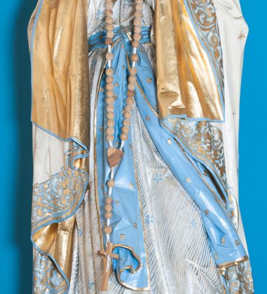 Zdjęcie nr 3: Nastawa ołtarzowa przyścienna, architektoniczna, jednoosiowa, jednokondygnacyjna ze zwieńczeniem. Ołtarz skrzyniowy, prostopadłościenny z kamiennym portatylem w drewnianej ramie. Antepedium drewniane, zdobione płyciną, w której umieszczony jest monogram Matki Boskiej. Po bokach płaskorzeźbione gałązki kwiatów. Tabernakulum w formie prostopadłościennej szafki flankowanej parą wolnostojących kolumienek o korynckich kapitelach, podtrzymujących profilowany gzyms płyty nakrywającej całość obiektu. Drzwiczki w formie zbliżonej do kwadratu, zamknięte półkoliście, zdobione płaskorzeźbioną dekoracją ukazującą kielich z hostią. 

Retabulum ustawione na wysokim, zdwojonym, uskokowym cokole. Nastawa ujęta parą kolumn korynckich. Kolumny wspierają przerwane, wyłamane ponad nimi belkowanie z wysuniętym gzymsem. Pola środkowe w formie prostokątnej wnęki zamkniętej półkoliście, ujętej profilowaną ramą. Wewnątrz pola rzeźba Matki Boskiej ustawiona na wsporniku, wspartym na dwóch kolumienkach. Po lewej stronie rzeźba św. Bernadetty z Soubirous. Tło malowane na kolor błękitny. W partii fryzu motyw stylizowanej palmety. Po bokach nastawy uszy z liści akantu oplatające kratkę regencyjną. W pionowych polach flankujących główną scenę ołtarza ornamentyka roślinna liści akantu z rozetami, pomiędzy nimi motyw kwiatu róży. 

Zwieńczenie o formie wklęsło-wypukłej, ujęte dekoracyjnymi spływami o formach roślinnych. W polu płaskorzeźba przedstawiająca popiersie św. Maksymiliana Marii Kolbego. Po bokach zwieńczenia dwie rzeźby aniołów. Polichromia całości struktury ołtarza w odcieniach brązu, profilowania, detal architektoniczny i ornamentyka złocone i srebrzone.  





