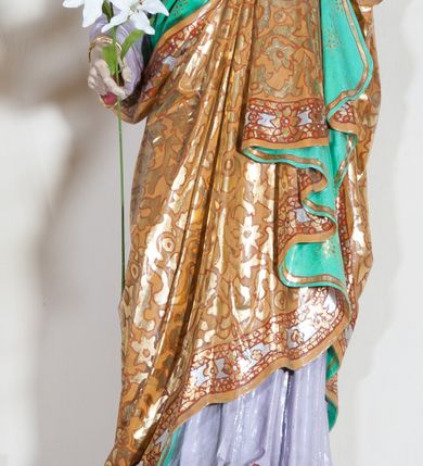 Zdjęcie nr 5: Nastawa ołtarzowa przyścienna, architektoniczna, jednoosiowa, jednokondygnacyjna ze zwieńczeniem. Ołtarz skrzyniowy, prostopadłościenny z kamiennym portatylem w drewnianej ramie. Antepedium drewniane, zdobione płyciną, w której umieszczony jest monogram Matki Boskiej. Po bokach płaskorzeźbione gałązki kwiatów. Tabernakulum w formie prostopadłościennej szafki flankowanej parą wolnostojących kolumienek o korynckich kapitelach, podtrzymujących profilowany gzyms płyty nakrywającej całość obiektu. Drzwiczki w formie zbliżonej do kwadratu, zamknięte półkoliście, zdobione płaskorzeźbioną dekoracją ukazującą kielich z hostią. 

Retabulum ustawione na wysokim, zdwojonym, uskokowym cokole. Nastawa ujęta parą kolumn korynckich. Kolumny wspierają przerwane, wyłamane ponad nimi belkowanie z wysuniętym gzymsem. Pola środkowe w formie prostokątnej wnęki zamkniętej półkoliście, ujętej profilowaną ramą. Wewnątrz pola rzeźba Matki Boskiej ustawiona na wsporniku, wspartym na dwóch kolumienkach. Po lewej stronie rzeźba św. Bernadetty z Soubirous. Tło malowane na kolor błękitny. W partii fryzu motyw stylizowanej palmety. Po bokach nastawy uszy z liści akantu oplatające kratkę regencyjną. W pionowych polach flankujących główną scenę ołtarza ornamentyka roślinna liści akantu z rozetami, pomiędzy nimi motyw kwiatu róży. 

Zwieńczenie o formie wklęsło-wypukłej, ujęte dekoracyjnymi spływami o formach roślinnych. W polu płaskorzeźba przedstawiająca popiersie św. Maksymiliana Marii Kolbego. Po bokach zwieńczenia dwie rzeźby aniołów. Polichromia całości struktury ołtarza w odcieniach brązu, profilowania, detal architektoniczny i ornamentyka złocone i srebrzone.  





