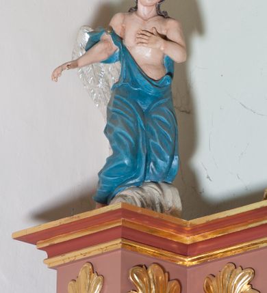 Zdjęcie nr 7: Nastawa ołtarzowa przyścienna, architektoniczna, jednoosiowa, jednokondygnacyjna ze zwieńczeniem. Ołtarz skrzyniowy, prostopadłościenny z kamiennym portatylem w drewnianej ramie. Antepedium drewniane, zdobione płyciną, w której umieszczony jest monogram Matki Boskiej. Po bokach płaskorzeźbione gałązki kwiatów. Tabernakulum w formie prostopadłościennej szafki flankowanej parą wolnostojących kolumienek o korynckich kapitelach, podtrzymujących profilowany gzyms płyty nakrywającej całość obiektu. Drzwiczki w formie zbliżonej do kwadratu, zamknięte półkoliście, zdobione płaskorzeźbioną dekoracją ukazującą kielich z hostią. 

Retabulum ustawione na wysokim, zdwojonym, uskokowym cokole. Nastawa ujęta parą kolumn korynckich. Kolumny wspierają przerwane, wyłamane ponad nimi belkowanie z wysuniętym gzymsem. Pola środkowe w formie prostokątnej wnęki zamkniętej półkoliście, ujętej profilowaną ramą. Wewnątrz pola rzeźba Matki Boskiej ustawiona na wsporniku, wspartym na dwóch kolumienkach. Po lewej stronie rzeźba św. Bernadetty z Soubirous. Tło malowane na kolor błękitny. W partii fryzu motyw stylizowanej palmety. Po bokach nastawy uszy z liści akantu oplatające kratkę regencyjną. W pionowych polach flankujących główną scenę ołtarza ornamentyka roślinna liści akantu z rozetami, pomiędzy nimi motyw kwiatu róży. 

Zwieńczenie o formie wklęsło-wypukłej, ujęte dekoracyjnymi spływami o formach roślinnych. W polu płaskorzeźba przedstawiająca popiersie św. Maksymiliana Marii Kolbego. Po bokach zwieńczenia dwie rzeźby aniołów. Polichromia całości struktury ołtarza w odcieniach brązu, profilowania, detal architektoniczny i ornamentyka złocone i srebrzone.  





