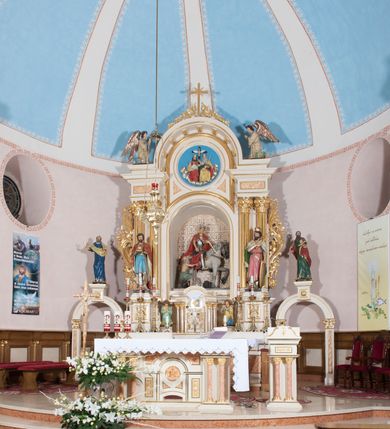 Zdjęcie nr 3: Ołtarz przyścienny, architektoniczny, jednoosiowy, jednokondygnacyjny ze zwieńczeniem, z bramkami. Mensa drewniana, prostopadłościenna zwężająca się ku dołowi. Antepedium z dekoracją płycinową wypełnioną marmoryzacją; w centrum medalion mieszczący złocony, równoramienny krzyż. Tabernakulum o formach architektonicznych ujęte ustawionymi ukośnie, zdwojonymi kolumienkami o kanelowanych trzonach dźwigającymi odcinki pełnego belkowania. W części centralnej zwieńczenie w formie gzymsu wygiętego w łuk wyniesiony. Na szczycie prosty tron wystawienia. Drzwiczki metalowe, fakturowane z przedstawieniem krzyża i monogramem XP na skrzyżowaniu ramion, w otoczeniu kłosów oraz winnych gron. Nad drzwiczkami odlewany medalion z przedstawieniem Baranka na tle krzyża. 

Nastawa ustawiona na wysokim, zdwojonym cokole o licach wypełnionych płycinami z marmoryzacją oraz rzeźbionym, złoconym akantem. Kondygnacja ujęta zdwojonymi, złoconymi, kompozytowymi kolumnami, przed którymi znajdują się wysunięte postumenty z figurami węgierskich królów: św. Stefana po lewej stronie i św. Władysława po prawej stronie. Podpory dźwigają odcinki pełnego, przerwanego nad polem głównym belkowania z szerokim fryzem i wydatnym gzymsem dekorowanym kostkowaniem, wyniesionym w formę półkolistego łuku w zwieńczeniu. W polu głównym rzeźba św. Marcina, a na zasuwie obraz „Wizja św. Franciszka”. Kondygnacja ujęta po bokach złoconymi, akantowymi uszami oraz bramkami w formie półkolistych arkad  wspartych na kompozytowych filarach o trzonach dekorowanych podłużnymi płycinami wypełnionymi marmoryzacją. Na osi bramek cokoły w formie impostów, na których ustawione są figury: św. Piotra po lewej stronie i św. Pawła po prawej. W zwieńczeniu tondo z płaskorzeźbą Trójcy Świętej. W podłuczu zamykającej arkady wolutowe, złocone konsolki. Całość zamknięta złoconym krzyżem ujętym ażurową dekoracją z akantu. Po bokach, na odcinkach belkowania pełnoplastyczne, polichromowane figury klęczących aniołów. Struktura malowana na jasny beż, płyciny wypełnione marmoryzacją w odcieniach łososiowego różu, ornamentyka oraz załamania profili architektonicznych złocone, detale srebrzone.