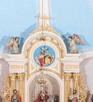 Zdjęcie nr 1: Ołtarz przyścienny, architektoniczny, jednoosiowy, jednokondygnacyjny ze zwieńczeniem, z bramkami. Mensa drewniana, prostopadłościenna zwężająca się ku dołowi. Antepedium z dekoracją płycinową wypełnioną marmoryzacją; w centrum medalion mieszczący złocony, równoramienny krzyż. Tabernakulum o formach architektonicznych ujęte ustawionymi ukośnie, zdwojonymi kolumienkami o kanelowanych trzonach dźwigającymi odcinki pełnego belkowania. W części centralnej zwieńczenie w formie gzymsu wygiętego w łuk wyniesiony. Na szczycie prosty tron wystawienia. Drzwiczki metalowe, fakturowane z przedstawieniem krzyża i monogramem XP na skrzyżowaniu ramion, w otoczeniu kłosów oraz winnych gron. Nad drzwiczkami odlewany medalion z przedstawieniem Baranka na tle krzyża. 

Nastawa ustawiona na wysokim, zdwojonym cokole o licach wypełnionych płycinami z marmoryzacją oraz rzeźbionym, złoconym akantem. Kondygnacja ujęta zdwojonymi, złoconymi, kompozytowymi kolumnami, przed którymi znajdują się wysunięte postumenty z figurami węgierskich królów: św. Stefana po lewej stronie i św. Władysława po prawej stronie. Podpory dźwigają odcinki pełnego, przerwanego nad polem głównym belkowania z szerokim fryzem i wydatnym gzymsem dekorowanym kostkowaniem, wyniesionym w formę półkolistego łuku w zwieńczeniu. W polu głównym rzeźba św. Marcina, a na zasuwie obraz „Wizja św. Franciszka”. Kondygnacja ujęta po bokach złoconymi, akantowymi uszami oraz bramkami w formie półkolistych arkad  wspartych na kompozytowych filarach o trzonach dekorowanych podłużnymi płycinami wypełnionymi marmoryzacją. Na osi bramek cokoły w formie impostów, na których ustawione są figury: św. Piotra po lewej stronie i św. Pawła po prawej. W zwieńczeniu tondo z płaskorzeźbą Trójcy Świętej. W podłuczu zamykającej arkady wolutowe, złocone konsolki. Całość zamknięta złoconym krzyżem ujętym ażurową dekoracją z akantu. Po bokach, na odcinkach belkowania pełnoplastyczne, polichromowane figury klęczących aniołów. Struktura malowana na jasny beż, płyciny wypełnione marmoryzacją w odcieniach łososiowego różu, ornamentyka oraz załamania profili architektonicznych złocone, detale srebrzone.