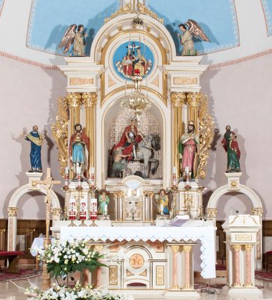 Zdjęcie nr 4: Ołtarz przyścienny, architektoniczny, jednoosiowy, jednokondygnacyjny ze zwieńczeniem, z bramkami. Mensa drewniana, prostopadłościenna zwężająca się ku dołowi. Antepedium z dekoracją płycinową wypełnioną marmoryzacją; w centrum medalion mieszczący złocony, równoramienny krzyż. Tabernakulum o formach architektonicznych ujęte ustawionymi ukośnie, zdwojonymi kolumienkami o kanelowanych trzonach dźwigającymi odcinki pełnego belkowania. W części centralnej zwieńczenie w formie gzymsu wygiętego w łuk wyniesiony. Na szczycie prosty tron wystawienia. Drzwiczki metalowe, fakturowane z przedstawieniem krzyża i monogramem XP na skrzyżowaniu ramion, w otoczeniu kłosów oraz winnych gron. Nad drzwiczkami odlewany medalion z przedstawieniem Baranka na tle krzyża. 

Nastawa ustawiona na wysokim, zdwojonym cokole o licach wypełnionych płycinami z marmoryzacją oraz rzeźbionym, złoconym akantem. Kondygnacja ujęta zdwojonymi, złoconymi, kompozytowymi kolumnami, przed którymi znajdują się wysunięte postumenty z figurami węgierskich królów: św. Stefana po lewej stronie i św. Władysława po prawej stronie. Podpory dźwigają odcinki pełnego, przerwanego nad polem głównym belkowania z szerokim fryzem i wydatnym gzymsem dekorowanym kostkowaniem, wyniesionym w formę półkolistego łuku w zwieńczeniu. W polu głównym rzeźba św. Marcina, a na zasuwie obraz „Wizja św. Franciszka”. Kondygnacja ujęta po bokach złoconymi, akantowymi uszami oraz bramkami w formie półkolistych arkad  wspartych na kompozytowych filarach o trzonach dekorowanych podłużnymi płycinami wypełnionymi marmoryzacją. Na osi bramek cokoły w formie impostów, na których ustawione są figury: św. Piotra po lewej stronie i św. Pawła po prawej. W zwieńczeniu tondo z płaskorzeźbą Trójcy Świętej. W podłuczu zamykającej arkady wolutowe, złocone konsolki. Całość zamknięta złoconym krzyżem ujętym ażurową dekoracją z akantu. Po bokach, na odcinkach belkowania pełnoplastyczne, polichromowane figury klęczących aniołów. Struktura malowana na jasny beż, płyciny wypełnione marmoryzacją w odcieniach łososiowego różu, ornamentyka oraz załamania profili architektonicznych złocone, detale srebrzone.