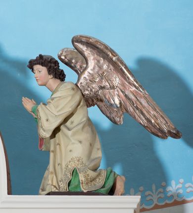 Zdjęcie nr 36: Ołtarz przyścienny, architektoniczny, jednoosiowy, jednokondygnacyjny ze zwieńczeniem, z bramkami. Mensa drewniana, prostopadłościenna zwężająca się ku dołowi. Antepedium z dekoracją płycinową wypełnioną marmoryzacją; w centrum medalion mieszczący złocony, równoramienny krzyż. Tabernakulum o formach architektonicznych ujęte ustawionymi ukośnie, zdwojonymi kolumienkami o kanelowanych trzonach dźwigającymi odcinki pełnego belkowania. W części centralnej zwieńczenie w formie gzymsu wygiętego w łuk wyniesiony. Na szczycie prosty tron wystawienia. Drzwiczki metalowe, fakturowane z przedstawieniem krzyża i monogramem XP na skrzyżowaniu ramion, w otoczeniu kłosów oraz winnych gron. Nad drzwiczkami odlewany medalion z przedstawieniem Baranka na tle krzyża. 

Nastawa ustawiona na wysokim, zdwojonym cokole o licach wypełnionych płycinami z marmoryzacją oraz rzeźbionym, złoconym akantem. Kondygnacja ujęta zdwojonymi, złoconymi, kompozytowymi kolumnami, przed którymi znajdują się wysunięte postumenty z figurami węgierskich królów: św. Stefana po lewej stronie i św. Władysława po prawej stronie. Podpory dźwigają odcinki pełnego, przerwanego nad polem głównym belkowania z szerokim fryzem i wydatnym gzymsem dekorowanym kostkowaniem, wyniesionym w formę półkolistego łuku w zwieńczeniu. W polu głównym rzeźba św. Marcina, a na zasuwie obraz „Wizja św. Franciszka”. Kondygnacja ujęta po bokach złoconymi, akantowymi uszami oraz bramkami w formie półkolistych arkad  wspartych na kompozytowych filarach o trzonach dekorowanych podłużnymi płycinami wypełnionymi marmoryzacją. Na osi bramek cokoły w formie impostów, na których ustawione są figury: św. Piotra po lewej stronie i św. Pawła po prawej. W zwieńczeniu tondo z płaskorzeźbą Trójcy Świętej. W podłuczu zamykającej arkady wolutowe, złocone konsolki. Całość zamknięta złoconym krzyżem ujętym ażurową dekoracją z akantu. Po bokach, na odcinkach belkowania pełnoplastyczne, polichromowane figury klęczących aniołów. Struktura malowana na jasny beż, płyciny wypełnione marmoryzacją w odcieniach łososiowego różu, ornamentyka oraz załamania profili architektonicznych złocone, detale srebrzone.