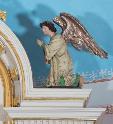 Zdjęcie nr 38: Ołtarz przyścienny, architektoniczny, jednoosiowy, jednokondygnacyjny ze zwieńczeniem, z bramkami. Mensa drewniana, prostopadłościenna zwężająca się ku dołowi. Antepedium z dekoracją płycinową wypełnioną marmoryzacją; w centrum medalion mieszczący złocony, równoramienny krzyż. Tabernakulum o formach architektonicznych ujęte ustawionymi ukośnie, zdwojonymi kolumienkami o kanelowanych trzonach dźwigającymi odcinki pełnego belkowania. W części centralnej zwieńczenie w formie gzymsu wygiętego w łuk wyniesiony. Na szczycie prosty tron wystawienia. Drzwiczki metalowe, fakturowane z przedstawieniem krzyża i monogramem XP na skrzyżowaniu ramion, w otoczeniu kłosów oraz winnych gron. Nad drzwiczkami odlewany medalion z przedstawieniem Baranka na tle krzyża. 

Nastawa ustawiona na wysokim, zdwojonym cokole o licach wypełnionych płycinami z marmoryzacją oraz rzeźbionym, złoconym akantem. Kondygnacja ujęta zdwojonymi, złoconymi, kompozytowymi kolumnami, przed którymi znajdują się wysunięte postumenty z figurami węgierskich królów: św. Stefana po lewej stronie i św. Władysława po prawej stronie. Podpory dźwigają odcinki pełnego, przerwanego nad polem głównym belkowania z szerokim fryzem i wydatnym gzymsem dekorowanym kostkowaniem, wyniesionym w formę półkolistego łuku w zwieńczeniu. W polu głównym rzeźba św. Marcina, a na zasuwie obraz „Wizja św. Franciszka”. Kondygnacja ujęta po bokach złoconymi, akantowymi uszami oraz bramkami w formie półkolistych arkad  wspartych na kompozytowych filarach o trzonach dekorowanych podłużnymi płycinami wypełnionymi marmoryzacją. Na osi bramek cokoły w formie impostów, na których ustawione są figury: św. Piotra po lewej stronie i św. Pawła po prawej. W zwieńczeniu tondo z płaskorzeźbą Trójcy Świętej. W podłuczu zamykającej arkady wolutowe, złocone konsolki. Całość zamknięta złoconym krzyżem ujętym ażurową dekoracją z akantu. Po bokach, na odcinkach belkowania pełnoplastyczne, polichromowane figury klęczących aniołów. Struktura malowana na jasny beż, płyciny wypełnione marmoryzacją w odcieniach łososiowego różu, ornamentyka oraz załamania profili architektonicznych złocone, detale srebrzone.