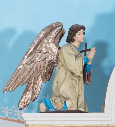 Zdjęcie nr 37: Ołtarz przyścienny, architektoniczny, jednoosiowy, jednokondygnacyjny ze zwieńczeniem, z bramkami. Mensa drewniana, prostopadłościenna zwężająca się ku dołowi. Antepedium z dekoracją płycinową wypełnioną marmoryzacją; w centrum medalion mieszczący złocony, równoramienny krzyż. Tabernakulum o formach architektonicznych ujęte ustawionymi ukośnie, zdwojonymi kolumienkami o kanelowanych trzonach dźwigającymi odcinki pełnego belkowania. W części centralnej zwieńczenie w formie gzymsu wygiętego w łuk wyniesiony. Na szczycie prosty tron wystawienia. Drzwiczki metalowe, fakturowane z przedstawieniem krzyża i monogramem XP na skrzyżowaniu ramion, w otoczeniu kłosów oraz winnych gron. Nad drzwiczkami odlewany medalion z przedstawieniem Baranka na tle krzyża. 

Nastawa ustawiona na wysokim, zdwojonym cokole o licach wypełnionych płycinami z marmoryzacją oraz rzeźbionym, złoconym akantem. Kondygnacja ujęta zdwojonymi, złoconymi, kompozytowymi kolumnami, przed którymi znajdują się wysunięte postumenty z figurami węgierskich królów: św. Stefana po lewej stronie i św. Władysława po prawej stronie. Podpory dźwigają odcinki pełnego, przerwanego nad polem głównym belkowania z szerokim fryzem i wydatnym gzymsem dekorowanym kostkowaniem, wyniesionym w formę półkolistego łuku w zwieńczeniu. W polu głównym rzeźba św. Marcina, a na zasuwie obraz „Wizja św. Franciszka”. Kondygnacja ujęta po bokach złoconymi, akantowymi uszami oraz bramkami w formie półkolistych arkad  wspartych na kompozytowych filarach o trzonach dekorowanych podłużnymi płycinami wypełnionymi marmoryzacją. Na osi bramek cokoły w formie impostów, na których ustawione są figury: św. Piotra po lewej stronie i św. Pawła po prawej. W zwieńczeniu tondo z płaskorzeźbą Trójcy Świętej. W podłuczu zamykającej arkady wolutowe, złocone konsolki. Całość zamknięta złoconym krzyżem ujętym ażurową dekoracją z akantu. Po bokach, na odcinkach belkowania pełnoplastyczne, polichromowane figury klęczących aniołów. Struktura malowana na jasny beż, płyciny wypełnione marmoryzacją w odcieniach łososiowego różu, ornamentyka oraz załamania profili architektonicznych złocone, detale srebrzone.