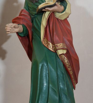 Zdjęcie nr 19: Ołtarz przyścienny, architektoniczny, jednoosiowy, jednokondygnacyjny ze zwieńczeniem, z bramkami. Mensa drewniana, prostopadłościenna zwężająca się ku dołowi. Antepedium z dekoracją płycinową wypełnioną marmoryzacją; w centrum medalion mieszczący złocony, równoramienny krzyż. Tabernakulum o formach architektonicznych ujęte ustawionymi ukośnie, zdwojonymi kolumienkami o kanelowanych trzonach dźwigającymi odcinki pełnego belkowania. W części centralnej zwieńczenie w formie gzymsu wygiętego w łuk wyniesiony. Na szczycie prosty tron wystawienia. Drzwiczki metalowe, fakturowane z przedstawieniem krzyża i monogramem XP na skrzyżowaniu ramion, w otoczeniu kłosów oraz winnych gron. Nad drzwiczkami odlewany medalion z przedstawieniem Baranka na tle krzyża. 

Nastawa ustawiona na wysokim, zdwojonym cokole o licach wypełnionych płycinami z marmoryzacją oraz rzeźbionym, złoconym akantem. Kondygnacja ujęta zdwojonymi, złoconymi, kompozytowymi kolumnami, przed którymi znajdują się wysunięte postumenty z figurami węgierskich królów: św. Stefana po lewej stronie i św. Władysława po prawej stronie. Podpory dźwigają odcinki pełnego, przerwanego nad polem głównym belkowania z szerokim fryzem i wydatnym gzymsem dekorowanym kostkowaniem, wyniesionym w formę półkolistego łuku w zwieńczeniu. W polu głównym rzeźba św. Marcina, a na zasuwie obraz „Wizja św. Franciszka”. Kondygnacja ujęta po bokach złoconymi, akantowymi uszami oraz bramkami w formie półkolistych arkad  wspartych na kompozytowych filarach o trzonach dekorowanych podłużnymi płycinami wypełnionymi marmoryzacją. Na osi bramek cokoły w formie impostów, na których ustawione są figury: św. Piotra po lewej stronie i św. Pawła po prawej. W zwieńczeniu tondo z płaskorzeźbą Trójcy Świętej. W podłuczu zamykającej arkady wolutowe, złocone konsolki. Całość zamknięta złoconym krzyżem ujętym ażurową dekoracją z akantu. Po bokach, na odcinkach belkowania pełnoplastyczne, polichromowane figury klęczących aniołów. Struktura malowana na jasny beż, płyciny wypełnione marmoryzacją w odcieniach łososiowego różu, ornamentyka oraz załamania profili architektonicznych złocone, detale srebrzone.