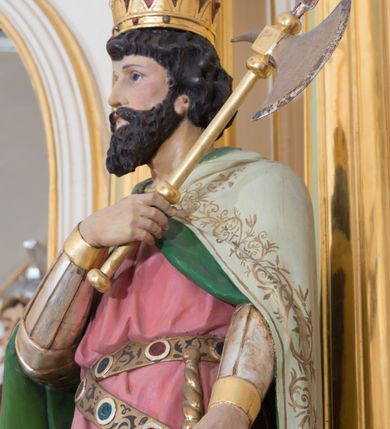 Zdjęcie nr 26: Ołtarz przyścienny, architektoniczny, jednoosiowy, jednokondygnacyjny ze zwieńczeniem, z bramkami. Mensa drewniana, prostopadłościenna zwężająca się ku dołowi. Antepedium z dekoracją płycinową wypełnioną marmoryzacją; w centrum medalion mieszczący złocony, równoramienny krzyż. Tabernakulum o formach architektonicznych ujęte ustawionymi ukośnie, zdwojonymi kolumienkami o kanelowanych trzonach dźwigającymi odcinki pełnego belkowania. W części centralnej zwieńczenie w formie gzymsu wygiętego w łuk wyniesiony. Na szczycie prosty tron wystawienia. Drzwiczki metalowe, fakturowane z przedstawieniem krzyża i monogramem XP na skrzyżowaniu ramion, w otoczeniu kłosów oraz winnych gron. Nad drzwiczkami odlewany medalion z przedstawieniem Baranka na tle krzyża. 

Nastawa ustawiona na wysokim, zdwojonym cokole o licach wypełnionych płycinami z marmoryzacją oraz rzeźbionym, złoconym akantem. Kondygnacja ujęta zdwojonymi, złoconymi, kompozytowymi kolumnami, przed którymi znajdują się wysunięte postumenty z figurami węgierskich królów: św. Stefana po lewej stronie i św. Władysława po prawej stronie. Podpory dźwigają odcinki pełnego, przerwanego nad polem głównym belkowania z szerokim fryzem i wydatnym gzymsem dekorowanym kostkowaniem, wyniesionym w formę półkolistego łuku w zwieńczeniu. W polu głównym rzeźba św. Marcina, a na zasuwie obraz „Wizja św. Franciszka”. Kondygnacja ujęta po bokach złoconymi, akantowymi uszami oraz bramkami w formie półkolistych arkad  wspartych na kompozytowych filarach o trzonach dekorowanych podłużnymi płycinami wypełnionymi marmoryzacją. Na osi bramek cokoły w formie impostów, na których ustawione są figury: św. Piotra po lewej stronie i św. Pawła po prawej. W zwieńczeniu tondo z płaskorzeźbą Trójcy Świętej. W podłuczu zamykającej arkady wolutowe, złocone konsolki. Całość zamknięta złoconym krzyżem ujętym ażurową dekoracją z akantu. Po bokach, na odcinkach belkowania pełnoplastyczne, polichromowane figury klęczących aniołów. Struktura malowana na jasny beż, płyciny wypełnione marmoryzacją w odcieniach łososiowego różu, ornamentyka oraz załamania profili architektonicznych złocone, detale srebrzone.