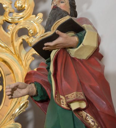 Zdjęcie nr 20: Ołtarz przyścienny, architektoniczny, jednoosiowy, jednokondygnacyjny ze zwieńczeniem, z bramkami. Mensa drewniana, prostopadłościenna zwężająca się ku dołowi. Antepedium z dekoracją płycinową wypełnioną marmoryzacją; w centrum medalion mieszczący złocony, równoramienny krzyż. Tabernakulum o formach architektonicznych ujęte ustawionymi ukośnie, zdwojonymi kolumienkami o kanelowanych trzonach dźwigającymi odcinki pełnego belkowania. W części centralnej zwieńczenie w formie gzymsu wygiętego w łuk wyniesiony. Na szczycie prosty tron wystawienia. Drzwiczki metalowe, fakturowane z przedstawieniem krzyża i monogramem XP na skrzyżowaniu ramion, w otoczeniu kłosów oraz winnych gron. Nad drzwiczkami odlewany medalion z przedstawieniem Baranka na tle krzyża. 

Nastawa ustawiona na wysokim, zdwojonym cokole o licach wypełnionych płycinami z marmoryzacją oraz rzeźbionym, złoconym akantem. Kondygnacja ujęta zdwojonymi, złoconymi, kompozytowymi kolumnami, przed którymi znajdują się wysunięte postumenty z figurami węgierskich królów: św. Stefana po lewej stronie i św. Władysława po prawej stronie. Podpory dźwigają odcinki pełnego, przerwanego nad polem głównym belkowania z szerokim fryzem i wydatnym gzymsem dekorowanym kostkowaniem, wyniesionym w formę półkolistego łuku w zwieńczeniu. W polu głównym rzeźba św. Marcina, a na zasuwie obraz „Wizja św. Franciszka”. Kondygnacja ujęta po bokach złoconymi, akantowymi uszami oraz bramkami w formie półkolistych arkad  wspartych na kompozytowych filarach o trzonach dekorowanych podłużnymi płycinami wypełnionymi marmoryzacją. Na osi bramek cokoły w formie impostów, na których ustawione są figury: św. Piotra po lewej stronie i św. Pawła po prawej. W zwieńczeniu tondo z płaskorzeźbą Trójcy Świętej. W podłuczu zamykającej arkady wolutowe, złocone konsolki. Całość zamknięta złoconym krzyżem ujętym ażurową dekoracją z akantu. Po bokach, na odcinkach belkowania pełnoplastyczne, polichromowane figury klęczących aniołów. Struktura malowana na jasny beż, płyciny wypełnione marmoryzacją w odcieniach łososiowego różu, ornamentyka oraz załamania profili architektonicznych złocone, detale srebrzone.