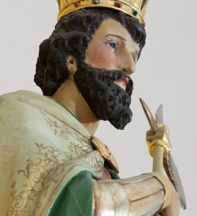 Zdjęcie nr 22: Ołtarz przyścienny, architektoniczny, jednoosiowy, jednokondygnacyjny ze zwieńczeniem, z bramkami. Mensa drewniana, prostopadłościenna zwężająca się ku dołowi. Antepedium z dekoracją płycinową wypełnioną marmoryzacją; w centrum medalion mieszczący złocony, równoramienny krzyż. Tabernakulum o formach architektonicznych ujęte ustawionymi ukośnie, zdwojonymi kolumienkami o kanelowanych trzonach dźwigającymi odcinki pełnego belkowania. W części centralnej zwieńczenie w formie gzymsu wygiętego w łuk wyniesiony. Na szczycie prosty tron wystawienia. Drzwiczki metalowe, fakturowane z przedstawieniem krzyża i monogramem XP na skrzyżowaniu ramion, w otoczeniu kłosów oraz winnych gron. Nad drzwiczkami odlewany medalion z przedstawieniem Baranka na tle krzyża. 

Nastawa ustawiona na wysokim, zdwojonym cokole o licach wypełnionych płycinami z marmoryzacją oraz rzeźbionym, złoconym akantem. Kondygnacja ujęta zdwojonymi, złoconymi, kompozytowymi kolumnami, przed którymi znajdują się wysunięte postumenty z figurami węgierskich królów: św. Stefana po lewej stronie i św. Władysława po prawej stronie. Podpory dźwigają odcinki pełnego, przerwanego nad polem głównym belkowania z szerokim fryzem i wydatnym gzymsem dekorowanym kostkowaniem, wyniesionym w formę półkolistego łuku w zwieńczeniu. W polu głównym rzeźba św. Marcina, a na zasuwie obraz „Wizja św. Franciszka”. Kondygnacja ujęta po bokach złoconymi, akantowymi uszami oraz bramkami w formie półkolistych arkad  wspartych na kompozytowych filarach o trzonach dekorowanych podłużnymi płycinami wypełnionymi marmoryzacją. Na osi bramek cokoły w formie impostów, na których ustawione są figury: św. Piotra po lewej stronie i św. Pawła po prawej. W zwieńczeniu tondo z płaskorzeźbą Trójcy Świętej. W podłuczu zamykającej arkady wolutowe, złocone konsolki. Całość zamknięta złoconym krzyżem ujętym ażurową dekoracją z akantu. Po bokach, na odcinkach belkowania pełnoplastyczne, polichromowane figury klęczących aniołów. Struktura malowana na jasny beż, płyciny wypełnione marmoryzacją w odcieniach łososiowego różu, ornamentyka oraz załamania profili architektonicznych złocone, detale srebrzone.