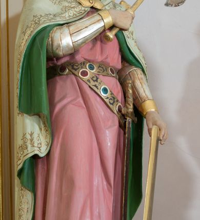 Zdjęcie nr 23: Ołtarz przyścienny, architektoniczny, jednoosiowy, jednokondygnacyjny ze zwieńczeniem, z bramkami. Mensa drewniana, prostopadłościenna zwężająca się ku dołowi. Antepedium z dekoracją płycinową wypełnioną marmoryzacją; w centrum medalion mieszczący złocony, równoramienny krzyż. Tabernakulum o formach architektonicznych ujęte ustawionymi ukośnie, zdwojonymi kolumienkami o kanelowanych trzonach dźwigającymi odcinki pełnego belkowania. W części centralnej zwieńczenie w formie gzymsu wygiętego w łuk wyniesiony. Na szczycie prosty tron wystawienia. Drzwiczki metalowe, fakturowane z przedstawieniem krzyża i monogramem XP na skrzyżowaniu ramion, w otoczeniu kłosów oraz winnych gron. Nad drzwiczkami odlewany medalion z przedstawieniem Baranka na tle krzyża. 

Nastawa ustawiona na wysokim, zdwojonym cokole o licach wypełnionych płycinami z marmoryzacją oraz rzeźbionym, złoconym akantem. Kondygnacja ujęta zdwojonymi, złoconymi, kompozytowymi kolumnami, przed którymi znajdują się wysunięte postumenty z figurami węgierskich królów: św. Stefana po lewej stronie i św. Władysława po prawej stronie. Podpory dźwigają odcinki pełnego, przerwanego nad polem głównym belkowania z szerokim fryzem i wydatnym gzymsem dekorowanym kostkowaniem, wyniesionym w formę półkolistego łuku w zwieńczeniu. W polu głównym rzeźba św. Marcina, a na zasuwie obraz „Wizja św. Franciszka”. Kondygnacja ujęta po bokach złoconymi, akantowymi uszami oraz bramkami w formie półkolistych arkad  wspartych na kompozytowych filarach o trzonach dekorowanych podłużnymi płycinami wypełnionymi marmoryzacją. Na osi bramek cokoły w formie impostów, na których ustawione są figury: św. Piotra po lewej stronie i św. Pawła po prawej. W zwieńczeniu tondo z płaskorzeźbą Trójcy Świętej. W podłuczu zamykającej arkady wolutowe, złocone konsolki. Całość zamknięta złoconym krzyżem ujętym ażurową dekoracją z akantu. Po bokach, na odcinkach belkowania pełnoplastyczne, polichromowane figury klęczących aniołów. Struktura malowana na jasny beż, płyciny wypełnione marmoryzacją w odcieniach łososiowego różu, ornamentyka oraz załamania profili architektonicznych złocone, detale srebrzone.