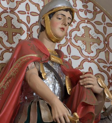 Zdjęcie nr 12: Ołtarz przyścienny, architektoniczny, jednoosiowy, jednokondygnacyjny ze zwieńczeniem, z bramkami. Mensa drewniana, prostopadłościenna zwężająca się ku dołowi. Antepedium z dekoracją płycinową wypełnioną marmoryzacją; w centrum medalion mieszczący złocony, równoramienny krzyż. Tabernakulum o formach architektonicznych ujęte ustawionymi ukośnie, zdwojonymi kolumienkami o kanelowanych trzonach dźwigającymi odcinki pełnego belkowania. W części centralnej zwieńczenie w formie gzymsu wygiętego w łuk wyniesiony. Na szczycie prosty tron wystawienia. Drzwiczki metalowe, fakturowane z przedstawieniem krzyża i monogramem XP na skrzyżowaniu ramion, w otoczeniu kłosów oraz winnych gron. Nad drzwiczkami odlewany medalion z przedstawieniem Baranka na tle krzyża. 

Nastawa ustawiona na wysokim, zdwojonym cokole o licach wypełnionych płycinami z marmoryzacją oraz rzeźbionym, złoconym akantem. Kondygnacja ujęta zdwojonymi, złoconymi, kompozytowymi kolumnami, przed którymi znajdują się wysunięte postumenty z figurami węgierskich królów: św. Stefana po lewej stronie i św. Władysława po prawej stronie. Podpory dźwigają odcinki pełnego, przerwanego nad polem głównym belkowania z szerokim fryzem i wydatnym gzymsem dekorowanym kostkowaniem, wyniesionym w formę półkolistego łuku w zwieńczeniu. W polu głównym rzeźba św. Marcina, a na zasuwie obraz „Wizja św. Franciszka”. Kondygnacja ujęta po bokach złoconymi, akantowymi uszami oraz bramkami w formie półkolistych arkad  wspartych na kompozytowych filarach o trzonach dekorowanych podłużnymi płycinami wypełnionymi marmoryzacją. Na osi bramek cokoły w formie impostów, na których ustawione są figury: św. Piotra po lewej stronie i św. Pawła po prawej. W zwieńczeniu tondo z płaskorzeźbą Trójcy Świętej. W podłuczu zamykającej arkady wolutowe, złocone konsolki. Całość zamknięta złoconym krzyżem ujętym ażurową dekoracją z akantu. Po bokach, na odcinkach belkowania pełnoplastyczne, polichromowane figury klęczących aniołów. Struktura malowana na jasny beż, płyciny wypełnione marmoryzacją w odcieniach łososiowego różu, ornamentyka oraz załamania profili architektonicznych złocone, detale srebrzone.