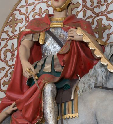 Zdjęcie nr 10: Ołtarz przyścienny, architektoniczny, jednoosiowy, jednokondygnacyjny ze zwieńczeniem, z bramkami. Mensa drewniana, prostopadłościenna zwężająca się ku dołowi. Antepedium z dekoracją płycinową wypełnioną marmoryzacją; w centrum medalion mieszczący złocony, równoramienny krzyż. Tabernakulum o formach architektonicznych ujęte ustawionymi ukośnie, zdwojonymi kolumienkami o kanelowanych trzonach dźwigającymi odcinki pełnego belkowania. W części centralnej zwieńczenie w formie gzymsu wygiętego w łuk wyniesiony. Na szczycie prosty tron wystawienia. Drzwiczki metalowe, fakturowane z przedstawieniem krzyża i monogramem XP na skrzyżowaniu ramion, w otoczeniu kłosów oraz winnych gron. Nad drzwiczkami odlewany medalion z przedstawieniem Baranka na tle krzyża. 

Nastawa ustawiona na wysokim, zdwojonym cokole o licach wypełnionych płycinami z marmoryzacją oraz rzeźbionym, złoconym akantem. Kondygnacja ujęta zdwojonymi, złoconymi, kompozytowymi kolumnami, przed którymi znajdują się wysunięte postumenty z figurami węgierskich królów: św. Stefana po lewej stronie i św. Władysława po prawej stronie. Podpory dźwigają odcinki pełnego, przerwanego nad polem głównym belkowania z szerokim fryzem i wydatnym gzymsem dekorowanym kostkowaniem, wyniesionym w formę półkolistego łuku w zwieńczeniu. W polu głównym rzeźba św. Marcina, a na zasuwie obraz „Wizja św. Franciszka”. Kondygnacja ujęta po bokach złoconymi, akantowymi uszami oraz bramkami w formie półkolistych arkad  wspartych na kompozytowych filarach o trzonach dekorowanych podłużnymi płycinami wypełnionymi marmoryzacją. Na osi bramek cokoły w formie impostów, na których ustawione są figury: św. Piotra po lewej stronie i św. Pawła po prawej. W zwieńczeniu tondo z płaskorzeźbą Trójcy Świętej. W podłuczu zamykającej arkady wolutowe, złocone konsolki. Całość zamknięta złoconym krzyżem ujętym ażurową dekoracją z akantu. Po bokach, na odcinkach belkowania pełnoplastyczne, polichromowane figury klęczących aniołów. Struktura malowana na jasny beż, płyciny wypełnione marmoryzacją w odcieniach łososiowego różu, ornamentyka oraz załamania profili architektonicznych złocone, detale srebrzone.