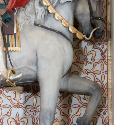 Zdjęcie nr 16: Ołtarz przyścienny, architektoniczny, jednoosiowy, jednokondygnacyjny ze zwieńczeniem, z bramkami. Mensa drewniana, prostopadłościenna zwężająca się ku dołowi. Antepedium z dekoracją płycinową wypełnioną marmoryzacją; w centrum medalion mieszczący złocony, równoramienny krzyż. Tabernakulum o formach architektonicznych ujęte ustawionymi ukośnie, zdwojonymi kolumienkami o kanelowanych trzonach dźwigającymi odcinki pełnego belkowania. W części centralnej zwieńczenie w formie gzymsu wygiętego w łuk wyniesiony. Na szczycie prosty tron wystawienia. Drzwiczki metalowe, fakturowane z przedstawieniem krzyża i monogramem XP na skrzyżowaniu ramion, w otoczeniu kłosów oraz winnych gron. Nad drzwiczkami odlewany medalion z przedstawieniem Baranka na tle krzyża. 

Nastawa ustawiona na wysokim, zdwojonym cokole o licach wypełnionych płycinami z marmoryzacją oraz rzeźbionym, złoconym akantem. Kondygnacja ujęta zdwojonymi, złoconymi, kompozytowymi kolumnami, przed którymi znajdują się wysunięte postumenty z figurami węgierskich królów: św. Stefana po lewej stronie i św. Władysława po prawej stronie. Podpory dźwigają odcinki pełnego, przerwanego nad polem głównym belkowania z szerokim fryzem i wydatnym gzymsem dekorowanym kostkowaniem, wyniesionym w formę półkolistego łuku w zwieńczeniu. W polu głównym rzeźba św. Marcina, a na zasuwie obraz „Wizja św. Franciszka”. Kondygnacja ujęta po bokach złoconymi, akantowymi uszami oraz bramkami w formie półkolistych arkad  wspartych na kompozytowych filarach o trzonach dekorowanych podłużnymi płycinami wypełnionymi marmoryzacją. Na osi bramek cokoły w formie impostów, na których ustawione są figury: św. Piotra po lewej stronie i św. Pawła po prawej. W zwieńczeniu tondo z płaskorzeźbą Trójcy Świętej. W podłuczu zamykającej arkady wolutowe, złocone konsolki. Całość zamknięta złoconym krzyżem ujętym ażurową dekoracją z akantu. Po bokach, na odcinkach belkowania pełnoplastyczne, polichromowane figury klęczących aniołów. Struktura malowana na jasny beż, płyciny wypełnione marmoryzacją w odcieniach łososiowego różu, ornamentyka oraz załamania profili architektonicznych złocone, detale srebrzone.