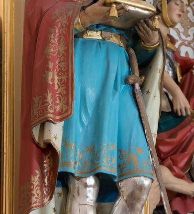 Zdjęcie nr 29: Ołtarz przyścienny, architektoniczny, jednoosiowy, jednokondygnacyjny ze zwieńczeniem, z bramkami. Mensa drewniana, prostopadłościenna zwężająca się ku dołowi. Antepedium z dekoracją płycinową wypełnioną marmoryzacją; w centrum medalion mieszczący złocony, równoramienny krzyż. Tabernakulum o formach architektonicznych ujęte ustawionymi ukośnie, zdwojonymi kolumienkami o kanelowanych trzonach dźwigającymi odcinki pełnego belkowania. W części centralnej zwieńczenie w formie gzymsu wygiętego w łuk wyniesiony. Na szczycie prosty tron wystawienia. Drzwiczki metalowe, fakturowane z przedstawieniem krzyża i monogramem XP na skrzyżowaniu ramion, w otoczeniu kłosów oraz winnych gron. Nad drzwiczkami odlewany medalion z przedstawieniem Baranka na tle krzyża. 

Nastawa ustawiona na wysokim, zdwojonym cokole o licach wypełnionych płycinami z marmoryzacją oraz rzeźbionym, złoconym akantem. Kondygnacja ujęta zdwojonymi, złoconymi, kompozytowymi kolumnami, przed którymi znajdują się wysunięte postumenty z figurami węgierskich królów: św. Stefana po lewej stronie i św. Władysława po prawej stronie. Podpory dźwigają odcinki pełnego, przerwanego nad polem głównym belkowania z szerokim fryzem i wydatnym gzymsem dekorowanym kostkowaniem, wyniesionym w formę półkolistego łuku w zwieńczeniu. W polu głównym rzeźba św. Marcina, a na zasuwie obraz „Wizja św. Franciszka”. Kondygnacja ujęta po bokach złoconymi, akantowymi uszami oraz bramkami w formie półkolistych arkad  wspartych na kompozytowych filarach o trzonach dekorowanych podłużnymi płycinami wypełnionymi marmoryzacją. Na osi bramek cokoły w formie impostów, na których ustawione są figury: św. Piotra po lewej stronie i św. Pawła po prawej. W zwieńczeniu tondo z płaskorzeźbą Trójcy Świętej. W podłuczu zamykającej arkady wolutowe, złocone konsolki. Całość zamknięta złoconym krzyżem ujętym ażurową dekoracją z akantu. Po bokach, na odcinkach belkowania pełnoplastyczne, polichromowane figury klęczących aniołów. Struktura malowana na jasny beż, płyciny wypełnione marmoryzacją w odcieniach łososiowego różu, ornamentyka oraz załamania profili architektonicznych złocone, detale srebrzone.