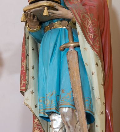 Zdjęcie nr 28: Ołtarz przyścienny, architektoniczny, jednoosiowy, jednokondygnacyjny ze zwieńczeniem, z bramkami. Mensa drewniana, prostopadłościenna zwężająca się ku dołowi. Antepedium z dekoracją płycinową wypełnioną marmoryzacją; w centrum medalion mieszczący złocony, równoramienny krzyż. Tabernakulum o formach architektonicznych ujęte ustawionymi ukośnie, zdwojonymi kolumienkami o kanelowanych trzonach dźwigającymi odcinki pełnego belkowania. W części centralnej zwieńczenie w formie gzymsu wygiętego w łuk wyniesiony. Na szczycie prosty tron wystawienia. Drzwiczki metalowe, fakturowane z przedstawieniem krzyża i monogramem XP na skrzyżowaniu ramion, w otoczeniu kłosów oraz winnych gron. Nad drzwiczkami odlewany medalion z przedstawieniem Baranka na tle krzyża. 

Nastawa ustawiona na wysokim, zdwojonym cokole o licach wypełnionych płycinami z marmoryzacją oraz rzeźbionym, złoconym akantem. Kondygnacja ujęta zdwojonymi, złoconymi, kompozytowymi kolumnami, przed którymi znajdują się wysunięte postumenty z figurami węgierskich królów: św. Stefana po lewej stronie i św. Władysława po prawej stronie. Podpory dźwigają odcinki pełnego, przerwanego nad polem głównym belkowania z szerokim fryzem i wydatnym gzymsem dekorowanym kostkowaniem, wyniesionym w formę półkolistego łuku w zwieńczeniu. W polu głównym rzeźba św. Marcina, a na zasuwie obraz „Wizja św. Franciszka”. Kondygnacja ujęta po bokach złoconymi, akantowymi uszami oraz bramkami w formie półkolistych arkad  wspartych na kompozytowych filarach o trzonach dekorowanych podłużnymi płycinami wypełnionymi marmoryzacją. Na osi bramek cokoły w formie impostów, na których ustawione są figury: św. Piotra po lewej stronie i św. Pawła po prawej. W zwieńczeniu tondo z płaskorzeźbą Trójcy Świętej. W podłuczu zamykającej arkady wolutowe, złocone konsolki. Całość zamknięta złoconym krzyżem ujętym ażurową dekoracją z akantu. Po bokach, na odcinkach belkowania pełnoplastyczne, polichromowane figury klęczących aniołów. Struktura malowana na jasny beż, płyciny wypełnione marmoryzacją w odcieniach łososiowego różu, ornamentyka oraz załamania profili architektonicznych złocone, detale srebrzone.