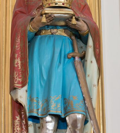 Zdjęcie nr 30: Ołtarz przyścienny, architektoniczny, jednoosiowy, jednokondygnacyjny ze zwieńczeniem, z bramkami. Mensa drewniana, prostopadłościenna zwężająca się ku dołowi. Antepedium z dekoracją płycinową wypełnioną marmoryzacją; w centrum medalion mieszczący złocony, równoramienny krzyż. Tabernakulum o formach architektonicznych ujęte ustawionymi ukośnie, zdwojonymi kolumienkami o kanelowanych trzonach dźwigającymi odcinki pełnego belkowania. W części centralnej zwieńczenie w formie gzymsu wygiętego w łuk wyniesiony. Na szczycie prosty tron wystawienia. Drzwiczki metalowe, fakturowane z przedstawieniem krzyża i monogramem XP na skrzyżowaniu ramion, w otoczeniu kłosów oraz winnych gron. Nad drzwiczkami odlewany medalion z przedstawieniem Baranka na tle krzyża. 

Nastawa ustawiona na wysokim, zdwojonym cokole o licach wypełnionych płycinami z marmoryzacją oraz rzeźbionym, złoconym akantem. Kondygnacja ujęta zdwojonymi, złoconymi, kompozytowymi kolumnami, przed którymi znajdują się wysunięte postumenty z figurami węgierskich królów: św. Stefana po lewej stronie i św. Władysława po prawej stronie. Podpory dźwigają odcinki pełnego, przerwanego nad polem głównym belkowania z szerokim fryzem i wydatnym gzymsem dekorowanym kostkowaniem, wyniesionym w formę półkolistego łuku w zwieńczeniu. W polu głównym rzeźba św. Marcina, a na zasuwie obraz „Wizja św. Franciszka”. Kondygnacja ujęta po bokach złoconymi, akantowymi uszami oraz bramkami w formie półkolistych arkad  wspartych na kompozytowych filarach o trzonach dekorowanych podłużnymi płycinami wypełnionymi marmoryzacją. Na osi bramek cokoły w formie impostów, na których ustawione są figury: św. Piotra po lewej stronie i św. Pawła po prawej. W zwieńczeniu tondo z płaskorzeźbą Trójcy Świętej. W podłuczu zamykającej arkady wolutowe, złocone konsolki. Całość zamknięta złoconym krzyżem ujętym ażurową dekoracją z akantu. Po bokach, na odcinkach belkowania pełnoplastyczne, polichromowane figury klęczących aniołów. Struktura malowana na jasny beż, płyciny wypełnione marmoryzacją w odcieniach łososiowego różu, ornamentyka oraz załamania profili architektonicznych złocone, detale srebrzone.