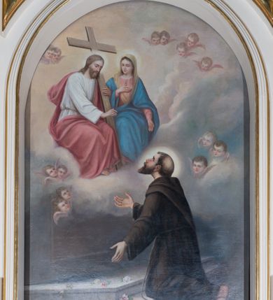 Zdjęcie nr 35: Ołtarz przyścienny, architektoniczny, jednoosiowy, jednokondygnacyjny ze zwieńczeniem, z bramkami. Mensa drewniana, prostopadłościenna zwężająca się ku dołowi. Antepedium z dekoracją płycinową wypełnioną marmoryzacją; w centrum medalion mieszczący złocony, równoramienny krzyż. Tabernakulum o formach architektonicznych ujęte ustawionymi ukośnie, zdwojonymi kolumienkami o kanelowanych trzonach dźwigającymi odcinki pełnego belkowania. W części centralnej zwieńczenie w formie gzymsu wygiętego w łuk wyniesiony. Na szczycie prosty tron wystawienia. Drzwiczki metalowe, fakturowane z przedstawieniem krzyża i monogramem XP na skrzyżowaniu ramion, w otoczeniu kłosów oraz winnych gron. Nad drzwiczkami odlewany medalion z przedstawieniem Baranka na tle krzyża. 

Nastawa ustawiona na wysokim, zdwojonym cokole o licach wypełnionych płycinami z marmoryzacją oraz rzeźbionym, złoconym akantem. Kondygnacja ujęta zdwojonymi, złoconymi, kompozytowymi kolumnami, przed którymi znajdują się wysunięte postumenty z figurami węgierskich królów: św. Stefana po lewej stronie i św. Władysława po prawej stronie. Podpory dźwigają odcinki pełnego, przerwanego nad polem głównym belkowania z szerokim fryzem i wydatnym gzymsem dekorowanym kostkowaniem, wyniesionym w formę półkolistego łuku w zwieńczeniu. W polu głównym rzeźba św. Marcina, a na zasuwie obraz „Wizja św. Franciszka”. Kondygnacja ujęta po bokach złoconymi, akantowymi uszami oraz bramkami w formie półkolistych arkad  wspartych na kompozytowych filarach o trzonach dekorowanych podłużnymi płycinami wypełnionymi marmoryzacją. Na osi bramek cokoły w formie impostów, na których ustawione są figury: św. Piotra po lewej stronie i św. Pawła po prawej. W zwieńczeniu tondo z płaskorzeźbą Trójcy Świętej. W podłuczu zamykającej arkady wolutowe, złocone konsolki. Całość zamknięta złoconym krzyżem ujętym ażurową dekoracją z akantu. Po bokach, na odcinkach belkowania pełnoplastyczne, polichromowane figury klęczących aniołów. Struktura malowana na jasny beż, płyciny wypełnione marmoryzacją w odcieniach łososiowego różu, ornamentyka oraz załamania profili architektonicznych złocone, detale srebrzone.