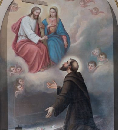 Zdjęcie nr 34: Ołtarz przyścienny, architektoniczny, jednoosiowy, jednokondygnacyjny ze zwieńczeniem, z bramkami. Mensa drewniana, prostopadłościenna zwężająca się ku dołowi. Antepedium z dekoracją płycinową wypełnioną marmoryzacją; w centrum medalion mieszczący złocony, równoramienny krzyż. Tabernakulum o formach architektonicznych ujęte ustawionymi ukośnie, zdwojonymi kolumienkami o kanelowanych trzonach dźwigającymi odcinki pełnego belkowania. W części centralnej zwieńczenie w formie gzymsu wygiętego w łuk wyniesiony. Na szczycie prosty tron wystawienia. Drzwiczki metalowe, fakturowane z przedstawieniem krzyża i monogramem XP na skrzyżowaniu ramion, w otoczeniu kłosów oraz winnych gron. Nad drzwiczkami odlewany medalion z przedstawieniem Baranka na tle krzyża. 

Nastawa ustawiona na wysokim, zdwojonym cokole o licach wypełnionych płycinami z marmoryzacją oraz rzeźbionym, złoconym akantem. Kondygnacja ujęta zdwojonymi, złoconymi, kompozytowymi kolumnami, przed którymi znajdują się wysunięte postumenty z figurami węgierskich królów: św. Stefana po lewej stronie i św. Władysława po prawej stronie. Podpory dźwigają odcinki pełnego, przerwanego nad polem głównym belkowania z szerokim fryzem i wydatnym gzymsem dekorowanym kostkowaniem, wyniesionym w formę półkolistego łuku w zwieńczeniu. W polu głównym rzeźba św. Marcina, a na zasuwie obraz „Wizja św. Franciszka”. Kondygnacja ujęta po bokach złoconymi, akantowymi uszami oraz bramkami w formie półkolistych arkad  wspartych na kompozytowych filarach o trzonach dekorowanych podłużnymi płycinami wypełnionymi marmoryzacją. Na osi bramek cokoły w formie impostów, na których ustawione są figury: św. Piotra po lewej stronie i św. Pawła po prawej. W zwieńczeniu tondo z płaskorzeźbą Trójcy Świętej. W podłuczu zamykającej arkady wolutowe, złocone konsolki. Całość zamknięta złoconym krzyżem ujętym ażurową dekoracją z akantu. Po bokach, na odcinkach belkowania pełnoplastyczne, polichromowane figury klęczących aniołów. Struktura malowana na jasny beż, płyciny wypełnione marmoryzacją w odcieniach łososiowego różu, ornamentyka oraz załamania profili architektonicznych złocone, detale srebrzone.