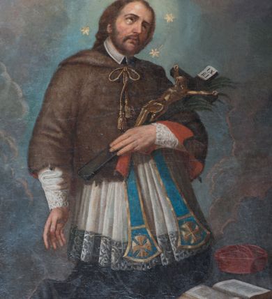 Zdjęcie nr 3: Obraz w kształcie stojącego prostokąta w złoconej i profilowanej ramie. Święty Jan Nepomucen ukazany jest w pozycji klęczącej, zwrócony trzy czwarte w prawo. Głowa lekko pochylona na lewe ramię, wzrok skierowany w górę. Twarz okolona krótkim zarostem oraz półdługimi włosami, wokół głowy ma nimb utworzony z pięciu gwiazd. Święty ubrany jest w strój kapłański: czarną sutannę, białą komżę i brązową almucję z czerwoną podszewką. W prawej dłoni podtrzymuje krucyfiks. Święty klęczy na obłokach, przed nim widoczna otwarta skięga, poniżej widok miejski na Pragę: most Karola i fragment Wełtawy. Tło obrazu szaro-oliwkowe. Kolorystyka chłodna, ciemna. 