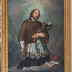 Zdjęcie nr 1: Obraz w kształcie stojącego prostokąta w złoconej i profilowanej ramie. Święty Jan Nepomucen ukazany jest w pozycji klęczącej, zwrócony trzy czwarte w prawo. Głowa lekko pochylona na lewe ramię, wzrok skierowany w górę. Twarz okolona krótkim zarostem oraz półdługimi włosami, wokół głowy ma nimb utworzony z pięciu gwiazd. Święty ubrany jest w strój kapłański: czarną sutannę, białą komżę i brązową almucję z czerwoną podszewką. W prawej dłoni podtrzymuje krucyfiks. Święty klęczy na obłokach, przed nim widoczna otwarta skięga, poniżej widok miejski na Pragę: most Karola i fragment Wełtawy. Tło obrazu szaro-oliwkowe. Kolorystyka chłodna, ciemna. 