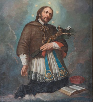 Zdjęcie nr 2: Obraz w kształcie stojącego prostokąta w złoconej i profilowanej ramie. Święty Jan Nepomucen ukazany jest w pozycji klęczącej, zwrócony trzy czwarte w prawo. Głowa lekko pochylona na lewe ramię, wzrok skierowany w górę. Twarz okolona krótkim zarostem oraz półdługimi włosami, wokół głowy ma nimb utworzony z pięciu gwiazd. Święty ubrany jest w strój kapłański: czarną sutannę, białą komżę i brązową almucję z czerwoną podszewką. W prawej dłoni podtrzymuje krucyfiks. Święty klęczy na obłokach, przed nim widoczna otwarta skięga, poniżej widok miejski na Pragę: most Karola i fragment Wełtawy. Tło obrazu szaro-oliwkowe. Kolorystyka chłodna, ciemna. 