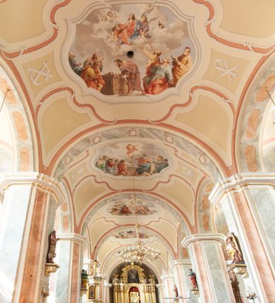 Zdjęcie nr 9: Kościół usytuowany jest w centrum miejscowości na północ od głównej drogi. Na plac kościelny prowadzi główne wejście od strony wschodniej. Świątynia skierowana jest na północ, założona na planie prostokąta z wieżą w fasadzie z prezbiterium zamkniętym trójbocznie, węższym od nawy. Za prezbiterium dobudowana jest kaplica na planie prostokąta, a od zachodu zakrystia. Główne wejście do kościoła znajduje się od strony południowej. 

Wnętrze trójnawowe, halowe, czteroprzęsłowe; nawy oddzielone arkadami na opliastrowanych filarach o wklęsłych narożnikach wspierających sklepienie żaglaste na gurtach. Chór muzyczny wsparty na trzech arkadach filarowych. Balustrada na rzucie wklęsło-wypukłym z uskokami. Wnętrze nawy jest oświetlone przez dziesięć, niskich, zamkniętych półkoliście okien, w prezbiterium cztery analogiczne okna. 

Fasada z ryzalitem w osi środkowej, ujętym zdwojonymi pilastrami, zwieńczonym przerwanym przyczółkiem, na osi portal i balkon z półkoliście zamkniętym oknem. W szczycie fasady drugi przyczółek, w polu monogram maryjny, a poniżej napis: „AVE MARIA GRATIA PLENA DOMINVS TECTVM”. Wyżej na osi czworoboczna wieża, opięta pilastrami w narożach, zwieńczona baniastym hełmem z latarnią. Korpus nawowy o zaokrąglonych narożnikach z podziałami ramowymi i oknami termalnymi. Prezbiterium i kaplica opięte szkarpami. Nad prezbiterium i nawą oddzielne dachy, dwuspadowe. 
