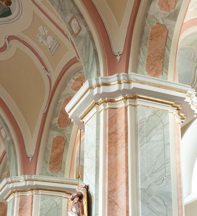 Zdjęcie nr 10: Kościół usytuowany jest w centrum miejscowości na północ od głównej drogi. Na plac kościelny prowadzi główne wejście od strony wschodniej. Świątynia skierowana jest na północ, założona na planie prostokąta z wieżą w fasadzie z prezbiterium zamkniętym trójbocznie, węższym od nawy. Za prezbiterium dobudowana jest kaplica na planie prostokąta, a od zachodu zakrystia. Główne wejście do kościoła znajduje się od strony południowej. 

Wnętrze trójnawowe, halowe, czteroprzęsłowe; nawy oddzielone arkadami na opliastrowanych filarach o wklęsłych narożnikach wspierających sklepienie żaglaste na gurtach. Chór muzyczny wsparty na trzech arkadach filarowych. Balustrada na rzucie wklęsło-wypukłym z uskokami. Wnętrze nawy jest oświetlone przez dziesięć, niskich, zamkniętych półkoliście okien, w prezbiterium cztery analogiczne okna. 

Fasada z ryzalitem w osi środkowej, ujętym zdwojonymi pilastrami, zwieńczonym przerwanym przyczółkiem, na osi portal i balkon z półkoliście zamkniętym oknem. W szczycie fasady drugi przyczółek, w polu monogram maryjny, a poniżej napis: „AVE MARIA GRATIA PLENA DOMINVS TECTVM”. Wyżej na osi czworoboczna wieża, opięta pilastrami w narożach, zwieńczona baniastym hełmem z latarnią. Korpus nawowy o zaokrąglonych narożnikach z podziałami ramowymi i oknami termalnymi. Prezbiterium i kaplica opięte szkarpami. Nad prezbiterium i nawą oddzielne dachy, dwuspadowe. 
