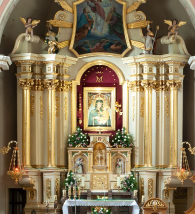 Zdjęcie nr 6: Kościół usytuowany jest w centrum miejscowości na północ od głównej drogi. Na plac kościelny prowadzi główne wejście od strony wschodniej. Świątynia skierowana jest na północ, założona na planie prostokąta z wieżą w fasadzie z prezbiterium zamkniętym trójbocznie, węższym od nawy. Za prezbiterium dobudowana jest kaplica na planie prostokąta, a od zachodu zakrystia. Główne wejście do kościoła znajduje się od strony południowej. 

Wnętrze trójnawowe, halowe, czteroprzęsłowe; nawy oddzielone arkadami na opliastrowanych filarach o wklęsłych narożnikach wspierających sklepienie żaglaste na gurtach. Chór muzyczny wsparty na trzech arkadach filarowych. Balustrada na rzucie wklęsło-wypukłym z uskokami. Wnętrze nawy jest oświetlone przez dziesięć, niskich, zamkniętych półkoliście okien, w prezbiterium cztery analogiczne okna. 

Fasada z ryzalitem w osi środkowej, ujętym zdwojonymi pilastrami, zwieńczonym przerwanym przyczółkiem, na osi portal i balkon z półkoliście zamkniętym oknem. W szczycie fasady drugi przyczółek, w polu monogram maryjny, a poniżej napis: „AVE MARIA GRATIA PLENA DOMINVS TECTVM”. Wyżej na osi czworoboczna wieża, opięta pilastrami w narożach, zwieńczona baniastym hełmem z latarnią. Korpus nawowy o zaokrąglonych narożnikach z podziałami ramowymi i oknami termalnymi. Prezbiterium i kaplica opięte szkarpami. Nad prezbiterium i nawą oddzielne dachy, dwuspadowe. 
