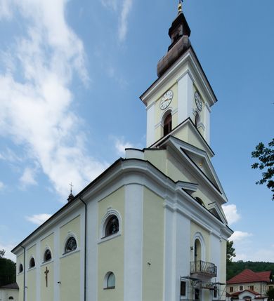 Zdjęcie nr 2: Kościół usytuowany jest w centrum miejscowości na północ od głównej drogi. Na plac kościelny prowadzi główne wejście od strony wschodniej. Świątynia skierowana jest na północ, założona na planie prostokąta z wieżą w fasadzie z prezbiterium zamkniętym trójbocznie, węższym od nawy. Za prezbiterium dobudowana jest kaplica na planie prostokąta, a od zachodu zakrystia. Główne wejście do kościoła znajduje się od strony południowej. 

Wnętrze trójnawowe, halowe, czteroprzęsłowe; nawy oddzielone arkadami na opliastrowanych filarach o wklęsłych narożnikach wspierających sklepienie żaglaste na gurtach. Chór muzyczny wsparty na trzech arkadach filarowych. Balustrada na rzucie wklęsło-wypukłym z uskokami. Wnętrze nawy jest oświetlone przez dziesięć, niskich, zamkniętych półkoliście okien, w prezbiterium cztery analogiczne okna. 

Fasada z ryzalitem w osi środkowej, ujętym zdwojonymi pilastrami, zwieńczonym przerwanym przyczółkiem, na osi portal i balkon z półkoliście zamkniętym oknem. W szczycie fasady drugi przyczółek, w polu monogram maryjny, a poniżej napis: „AVE MARIA GRATIA PLENA DOMINVS TECTVM”. Wyżej na osi czworoboczna wieża, opięta pilastrami w narożach, zwieńczona baniastym hełmem z latarnią. Korpus nawowy o zaokrąglonych narożnikach z podziałami ramowymi i oknami termalnymi. Prezbiterium i kaplica opięte szkarpami. Nad prezbiterium i nawą oddzielne dachy, dwuspadowe. 
