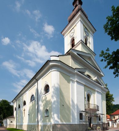 Zdjęcie nr 1: Kościół usytuowany jest w centrum miejscowości na północ od głównej drogi. Na plac kościelny prowadzi główne wejście od strony wschodniej. Świątynia skierowana jest na północ, założona na planie prostokąta z wieżą w fasadzie z prezbiterium zamkniętym trójbocznie, węższym od nawy. Za prezbiterium dobudowana jest kaplica na planie prostokąta, a od zachodu zakrystia. Główne wejście do kościoła znajduje się od strony południowej. 

Wnętrze trójnawowe, halowe, czteroprzęsłowe; nawy oddzielone arkadami na opliastrowanych filarach o wklęsłych narożnikach wspierających sklepienie żaglaste na gurtach. Chór muzyczny wsparty na trzech arkadach filarowych. Balustrada na rzucie wklęsło-wypukłym z uskokami. Wnętrze nawy jest oświetlone przez dziesięć, niskich, zamkniętych półkoliście okien, w prezbiterium cztery analogiczne okna. 

Fasada z ryzalitem w osi środkowej, ujętym zdwojonymi pilastrami, zwieńczonym przerwanym przyczółkiem, na osi portal i balkon z półkoliście zamkniętym oknem. W szczycie fasady drugi przyczółek, w polu monogram maryjny, a poniżej napis: „AVE MARIA GRATIA PLENA DOMINVS TECTVM”. Wyżej na osi czworoboczna wieża, opięta pilastrami w narożach, zwieńczona baniastym hełmem z latarnią. Korpus nawowy o zaokrąglonych narożnikach z podziałami ramowymi i oknami termalnymi. Prezbiterium i kaplica opięte szkarpami. Nad prezbiterium i nawą oddzielne dachy, dwuspadowe. 

