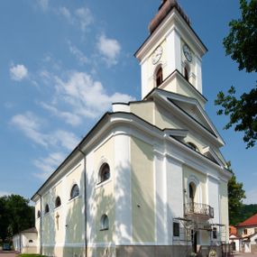 Zdjęcie nr 1: Kościół usytuowany jest w centrum miejscowości na północ od głównej drogi. Na plac kościelny prowadzi główne wejście od strony wschodniej. Świątynia skierowana jest na północ, założona na planie prostokąta z wieżą w fasadzie z prezbiterium zamkniętym trójbocznie, węższym od nawy. Za prezbiterium dobudowana jest kaplica na planie prostokąta, a od zachodu zakrystia. Główne wejście do kościoła znajduje się od strony południowej. 

Wnętrze trójnawowe, halowe, czteroprzęsłowe; nawy oddzielone arkadami na opliastrowanych filarach o wklęsłych narożnikach wspierających sklepienie żaglaste na gurtach. Chór muzyczny wsparty na trzech arkadach filarowych. Balustrada na rzucie wklęsło-wypukłym z uskokami. Wnętrze nawy jest oświetlone przez dziesięć, niskich, zamkniętych półkoliście okien, w prezbiterium cztery analogiczne okna. 

Fasada z ryzalitem w osi środkowej, ujętym zdwojonymi pilastrami, zwieńczonym przerwanym przyczółkiem, na osi portal i balkon z półkoliście zamkniętym oknem. W szczycie fasady drugi przyczółek, w polu monogram maryjny, a poniżej napis: „AVE MARIA GRATIA PLENA DOMINVS TECTVM”. Wyżej na osi czworoboczna wieża, opięta pilastrami w narożach, zwieńczona baniastym hełmem z latarnią. Korpus nawowy o zaokrąglonych narożnikach z podziałami ramowymi i oknami termalnymi. Prezbiterium i kaplica opięte szkarpami. Nad prezbiterium i nawą oddzielne dachy, dwuspadowe. 
