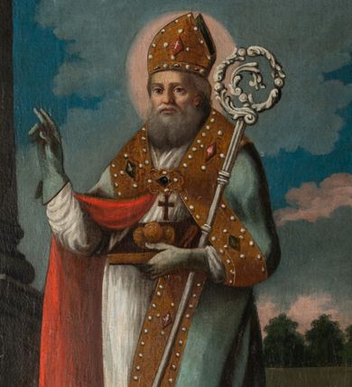Zdjęcie nr 1: Obraz z wizerunkiem św. Mikołaja, ukazanego w całej postaci, frontalnie, ubranego w białą albę i niebieski płaszcz z czerwonym podbiciem spięty pod szyją, z szerokimi złotymi brzegami, z mitrą na głowie i w niebieskich rękawiczkach. Święty prawą rękę unosi w geście błogosławieństwa, w lewej przytrzymuje księgę z trzema złotymi kulami i pastorał. Twarz okolona siwą brodą, nos prosty, oczy szeroko otwarte. Na ziemi, po prawej stronie świętego, trzej młodzieńcy w drewnianym szafliku, ubrani w luźne suknie w kolorach niebieskim, różowym i białym. Za świętym niski mur ze stojącym na nim wazonem z kwiatami, po jego prawej stronie kolumna na wysokim cokole. W głębi korony liściastych drzew i niebieskie zachmurzone niebo.