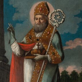 Zdjęcie nr 1: Obraz z wizerunkiem św. Mikołaja, ukazanego w całej postaci, frontalnie, ubranego w białą albę i niebieski płaszcz z czerwonym podbiciem spięty pod szyją, z szerokimi złotymi brzegami, z mitrą na głowie i w niebieskich rękawiczkach. Święty prawą rękę unosi w geście błogosławieństwa, w lewej przytrzymuje księgę z trzema złotymi kulami i pastorał. Twarz okolona siwą brodą, nos prosty, oczy szeroko otwarte. Na ziemi, po prawej stronie świętego, trzej młodzieńcy w drewnianym szafliku, ubrani w luźne suknie w kolorach niebieskim, różowym i białym. Za świętym niski mur ze stojącym na nim wazonem z kwiatami, po jego prawej stronie kolumna na wysokim cokole. W głębi korony liściastych drzew i niebieskie zachmurzone niebo.