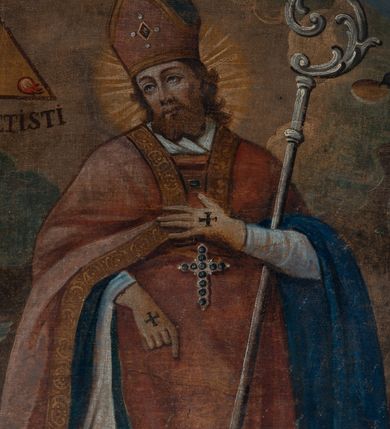 Zdjęcie nr 2: Obraz w zwieńczeniu ołtarza bocznego ma kształt stojącego prostokąta o wklęsłych bokach, ściętych narożach dolnych, zamkniętego łukiem o czterech wklęsłościach. Zawiera całopostaciowy wizerunek św. Erazma biskupa i męczennika. Święty ukazany jest w ujęciu na wprost, z głową zwróconą w trzech czwartych w prawo. Owalną twarz charakteryzują delikatne, sumarycznie opracowane rysy oraz krótki, brązowy, dwudzielny zarost. Święty ubrany jest w strój biskupi, na który składa się alba, czerwona dalmatyka i kapa z niebieską podszewką. Na głowie ma pomarańczową infułę, na piersiach pektorał. Dłonie osłaniają żółte rękawiczki z wyhaftowanymi krzyżykami. Wspartą na piersiach lewą ręką podtrzymuje pastorał, prawa, lekko zgięta w łokciu, opuszczona jest wzdłuż ciała. Głowę świętego okala promienisty nimb. Po lewej stronie kompozycji, obok św. Erazma stoi chrzcielnica, a tuż za nią anioł ze złożonymi na piersiach rękami, z gałązką palmową w dłoni. Postaci znajdują się na pokładzie statku. Po prawej stronie widoczne są narzędzia męczeństwa św. Erazma – dwie pałki, kajdany oraz kołowrót. W górnej partii obrazu po prawej stronie widoczny jest przelatujący kruk mający w dziobie chleb, po lewej trójkąt Trójcy Świętej z trzema płomieniami w narożach i napisem u dołu „FIET UT PETISTI”.  

