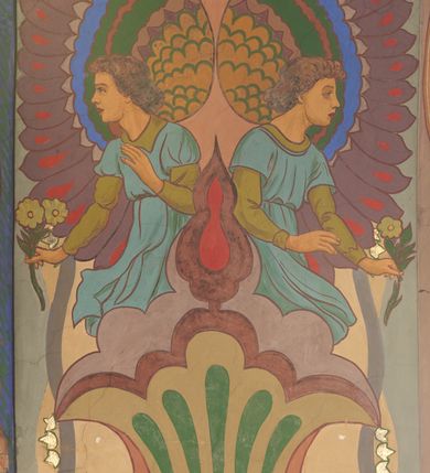 Zdjęcie nr 3: Polichromia pokrywa zarówno powierzchnię ścian, jak i sklepień kościoła, jednak zdecydowanie bardziej dekoracyjne motywy pojawiają się w górnych partiach murów. Dominuje stylizowana ornamentyka roślinna na błękitnym tle, utrzymana w jasnych, żywych tonacjach zróżnicowanych kolorów. Szerokie bordiury o tworzących je fantazyjnych formach i roślinności ujmują niewielkich rozmiarów sceny figuralne umiejscowione pośrodku sklepienia każdego z przęseł kościoła. Kompozycje, o zbliżonych do owalu kształtach przedstawiają: Śmierć św. Józefa w ostatnim przęśle nawy, Ukoronowanie Matki Boskiej na przecięciu nawy z transeptem oraz Wniebowzięcie Najświętszej Marii Panny w przęśle prezbiterium. W konsze absydy ukazana jest scena adoracji kielicha eucharystycznego przez anioły o tęczowych skrzydłach, ubrane w barwne, wzorzyste szaty. Po lewej stronie kościoła, na ścianie transeptu jest ukazana na tle pejzażu scena Chrztu Jezusa. 