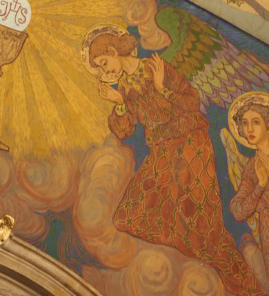 Zdjęcie nr 5: Polichromia pokrywa zarówno powierzchnię ścian, jak i sklepień kościoła, jednak zdecydowanie bardziej dekoracyjne motywy pojawiają się w górnych partiach murów. Dominuje stylizowana ornamentyka roślinna na błękitnym tle, utrzymana w jasnych, żywych tonacjach zróżnicowanych kolorów. Szerokie bordiury o tworzących je fantazyjnych formach i roślinności ujmują niewielkich rozmiarów sceny figuralne umiejscowione pośrodku sklepienia każdego z przęseł kościoła. Kompozycje, o zbliżonych do owalu kształtach przedstawiają: Śmierć św. Józefa w ostatnim przęśle nawy, Ukoronowanie Matki Boskiej na przecięciu nawy z transeptem oraz Wniebowzięcie Najświętszej Marii Panny w przęśle prezbiterium. W konsze absydy ukazana jest scena adoracji kielicha eucharystycznego przez anioły o tęczowych skrzydłach, ubrane w barwne, wzorzyste szaty. Po lewej stronie kościoła, na ścianie transeptu jest ukazana na tle pejzażu scena Chrztu Jezusa. 