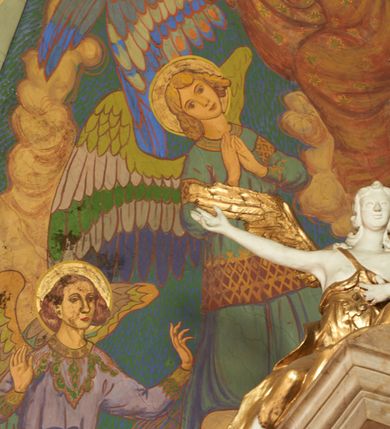 Zdjęcie nr 6: Polichromia pokrywa zarówno powierzchnię ścian, jak i sklepień kościoła, jednak zdecydowanie bardziej dekoracyjne motywy pojawiają się w górnych partiach murów. Dominuje stylizowana ornamentyka roślinna na błękitnym tle, utrzymana w jasnych, żywych tonacjach zróżnicowanych kolorów. Szerokie bordiury o tworzących je fantazyjnych formach i roślinności ujmują niewielkich rozmiarów sceny figuralne umiejscowione pośrodku sklepienia każdego z przęseł kościoła. Kompozycje, o zbliżonych do owalu kształtach przedstawiają: Śmierć św. Józefa w ostatnim przęśle nawy, Ukoronowanie Matki Boskiej na przecięciu nawy z transeptem oraz Wniebowzięcie Najświętszej Marii Panny w przęśle prezbiterium. W konsze absydy ukazana jest scena adoracji kielicha eucharystycznego przez anioły o tęczowych skrzydłach, ubrane w barwne, wzorzyste szaty. Po lewej stronie kościoła, na ścianie transeptu jest ukazana na tle pejzażu scena Chrztu Jezusa. 