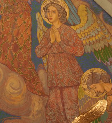 Zdjęcie nr 4: Polichromia pokrywa zarówno powierzchnię ścian, jak i sklepień kościoła, jednak zdecydowanie bardziej dekoracyjne motywy pojawiają się w górnych partiach murów. Dominuje stylizowana ornamentyka roślinna na błękitnym tle, utrzymana w jasnych, żywych tonacjach zróżnicowanych kolorów. Szerokie bordiury o tworzących je fantazyjnych formach i roślinności ujmują niewielkich rozmiarów sceny figuralne umiejscowione pośrodku sklepienia każdego z przęseł kościoła. Kompozycje, o zbliżonych do owalu kształtach przedstawiają: Śmierć św. Józefa w ostatnim przęśle nawy, Ukoronowanie Matki Boskiej na przecięciu nawy z transeptem oraz Wniebowzięcie Najświętszej Marii Panny w przęśle prezbiterium. W konsze absydy ukazana jest scena adoracji kielicha eucharystycznego przez anioły o tęczowych skrzydłach, ubrane w barwne, wzorzyste szaty. Po lewej stronie kościoła, na ścianie transeptu jest ukazana na tle pejzażu scena Chrztu Jezusa. 