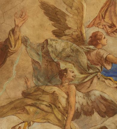 Zdjęcie nr 43: Polichromia pokrywa zarówno powierzchnię ścian, jak i sklepień kościoła, jednak zdecydowanie bardziej dekoracyjne motywy pojawiają się w górnych partiach murów. Dominuje stylizowana ornamentyka roślinna na błękitnym tle, utrzymana w jasnych, żywych tonacjach zróżnicowanych kolorów. Szerokie bordiury o tworzących je fantazyjnych formach i roślinności ujmują niewielkich rozmiarów sceny figuralne umiejscowione pośrodku sklepienia każdego z przęseł kościoła. Kompozycje, o zbliżonych do owalu kształtach przedstawiają: Śmierć św. Józefa w ostatnim przęśle nawy, Ukoronowanie Matki Boskiej na przecięciu nawy z transeptem oraz Wniebowzięcie Najświętszej Marii Panny w przęśle prezbiterium. W konsze absydy ukazana jest scena adoracji kielicha eucharystycznego przez anioły o tęczowych skrzydłach, ubrane w barwne, wzorzyste szaty. Po lewej stronie kościoła, na ścianie transeptu jest ukazana na tle pejzażu scena Chrztu Jezusa. 