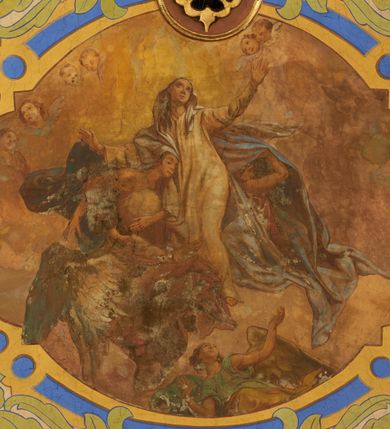 Zdjęcie nr 32: Polichromia pokrywa zarówno powierzchnię ścian, jak i sklepień kościoła, jednak zdecydowanie bardziej dekoracyjne motywy pojawiają się w górnych partiach murów. Dominuje stylizowana ornamentyka roślinna na błękitnym tle, utrzymana w jasnych, żywych tonacjach zróżnicowanych kolorów. Szerokie bordiury o tworzących je fantazyjnych formach i roślinności ujmują niewielkich rozmiarów sceny figuralne umiejscowione pośrodku sklepienia każdego z przęseł kościoła. Kompozycje, o zbliżonych do owalu kształtach przedstawiają: Śmierć św. Józefa w ostatnim przęśle nawy, Ukoronowanie Matki Boskiej na przecięciu nawy z transeptem oraz Wniebowzięcie Najświętszej Marii Panny w przęśle prezbiterium. W konsze absydy ukazana jest scena adoracji kielicha eucharystycznego przez anioły o tęczowych skrzydłach, ubrane w barwne, wzorzyste szaty. Po lewej stronie kościoła, na ścianie transeptu jest ukazana na tle pejzażu scena Chrztu Jezusa. 