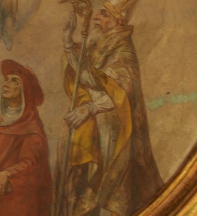 Zdjęcie nr 46: Polichromia pokrywa zarówno powierzchnię ścian, jak i sklepień kościoła, jednak zdecydowanie bardziej dekoracyjne motywy pojawiają się w górnych partiach murów. Dominuje stylizowana ornamentyka roślinna na błękitnym tle, utrzymana w jasnych, żywych tonacjach zróżnicowanych kolorów. Szerokie bordiury o tworzących je fantazyjnych formach i roślinności ujmują niewielkich rozmiarów sceny figuralne umiejscowione pośrodku sklepienia każdego z przęseł kościoła. Kompozycje, o zbliżonych do owalu kształtach przedstawiają: Śmierć św. Józefa w ostatnim przęśle nawy, Ukoronowanie Matki Boskiej na przecięciu nawy z transeptem oraz Wniebowzięcie Najświętszej Marii Panny w przęśle prezbiterium. W konsze absydy ukazana jest scena adoracji kielicha eucharystycznego przez anioły o tęczowych skrzydłach, ubrane w barwne, wzorzyste szaty. Po lewej stronie kościoła, na ścianie transeptu jest ukazana na tle pejzażu scena Chrztu Jezusa. 