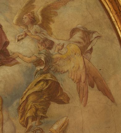 Zdjęcie nr 44: Polichromia pokrywa zarówno powierzchnię ścian, jak i sklepień kościoła, jednak zdecydowanie bardziej dekoracyjne motywy pojawiają się w górnych partiach murów. Dominuje stylizowana ornamentyka roślinna na błękitnym tle, utrzymana w jasnych, żywych tonacjach zróżnicowanych kolorów. Szerokie bordiury o tworzących je fantazyjnych formach i roślinności ujmują niewielkich rozmiarów sceny figuralne umiejscowione pośrodku sklepienia każdego z przęseł kościoła. Kompozycje, o zbliżonych do owalu kształtach przedstawiają: Śmierć św. Józefa w ostatnim przęśle nawy, Ukoronowanie Matki Boskiej na przecięciu nawy z transeptem oraz Wniebowzięcie Najświętszej Marii Panny w przęśle prezbiterium. W konsze absydy ukazana jest scena adoracji kielicha eucharystycznego przez anioły o tęczowych skrzydłach, ubrane w barwne, wzorzyste szaty. Po lewej stronie kościoła, na ścianie transeptu jest ukazana na tle pejzażu scena Chrztu Jezusa. 