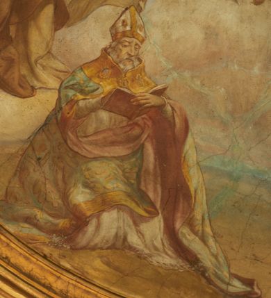 Zdjęcie nr 50: Polichromia pokrywa zarówno powierzchnię ścian, jak i sklepień kościoła, jednak zdecydowanie bardziej dekoracyjne motywy pojawiają się w górnych partiach murów. Dominuje stylizowana ornamentyka roślinna na błękitnym tle, utrzymana w jasnych, żywych tonacjach zróżnicowanych kolorów. Szerokie bordiury o tworzących je fantazyjnych formach i roślinności ujmują niewielkich rozmiarów sceny figuralne umiejscowione pośrodku sklepienia każdego z przęseł kościoła. Kompozycje, o zbliżonych do owalu kształtach przedstawiają: Śmierć św. Józefa w ostatnim przęśle nawy, Ukoronowanie Matki Boskiej na przecięciu nawy z transeptem oraz Wniebowzięcie Najświętszej Marii Panny w przęśle prezbiterium. W konsze absydy ukazana jest scena adoracji kielicha eucharystycznego przez anioły o tęczowych skrzydłach, ubrane w barwne, wzorzyste szaty. Po lewej stronie kościoła, na ścianie transeptu jest ukazana na tle pejzażu scena Chrztu Jezusa. 